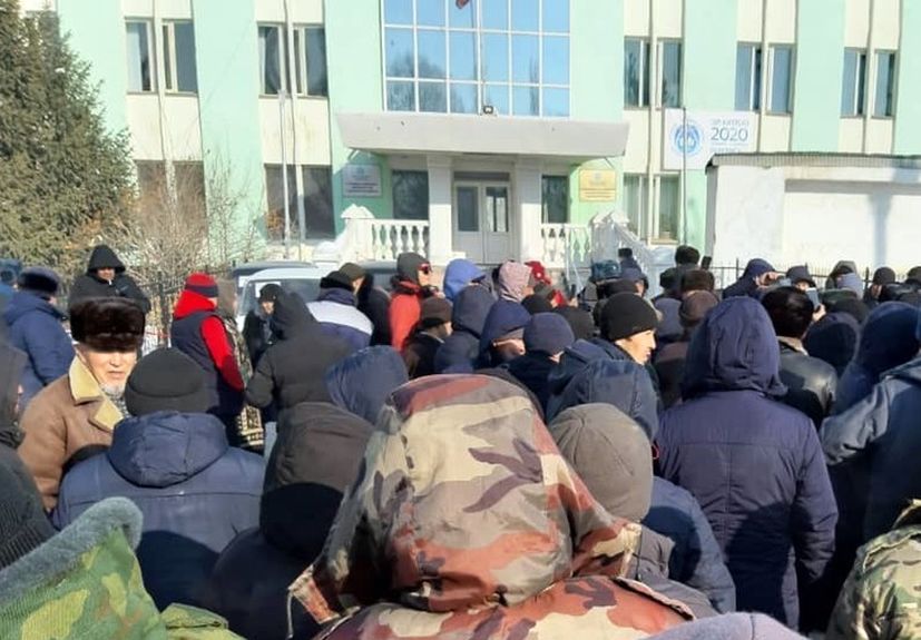 Қырғызстанда ереуіл: Жерді қытайларға 49 жыл тұрмақ, 49 күнге бермейміз! Қырғызстанда ереуіл: Жерді қытайларға 49 жыл тұрмақ, 49 күнге бермейміз! - на politic.bugin.kz