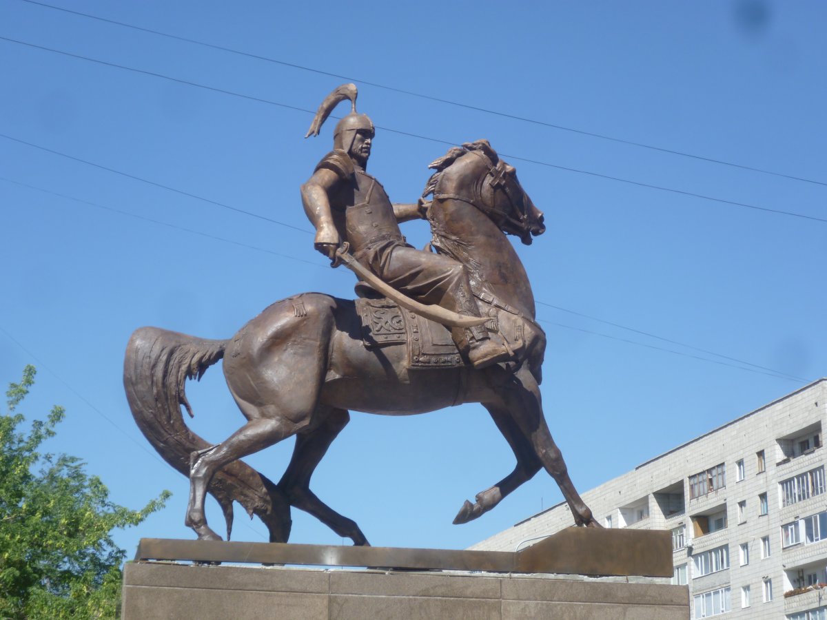 Павлодар батыра. Памятник баян батыру в Павлодаре. Памятник Богенбай батыра в Астане. Конный памятник в Казахстане. Конная скульптура.