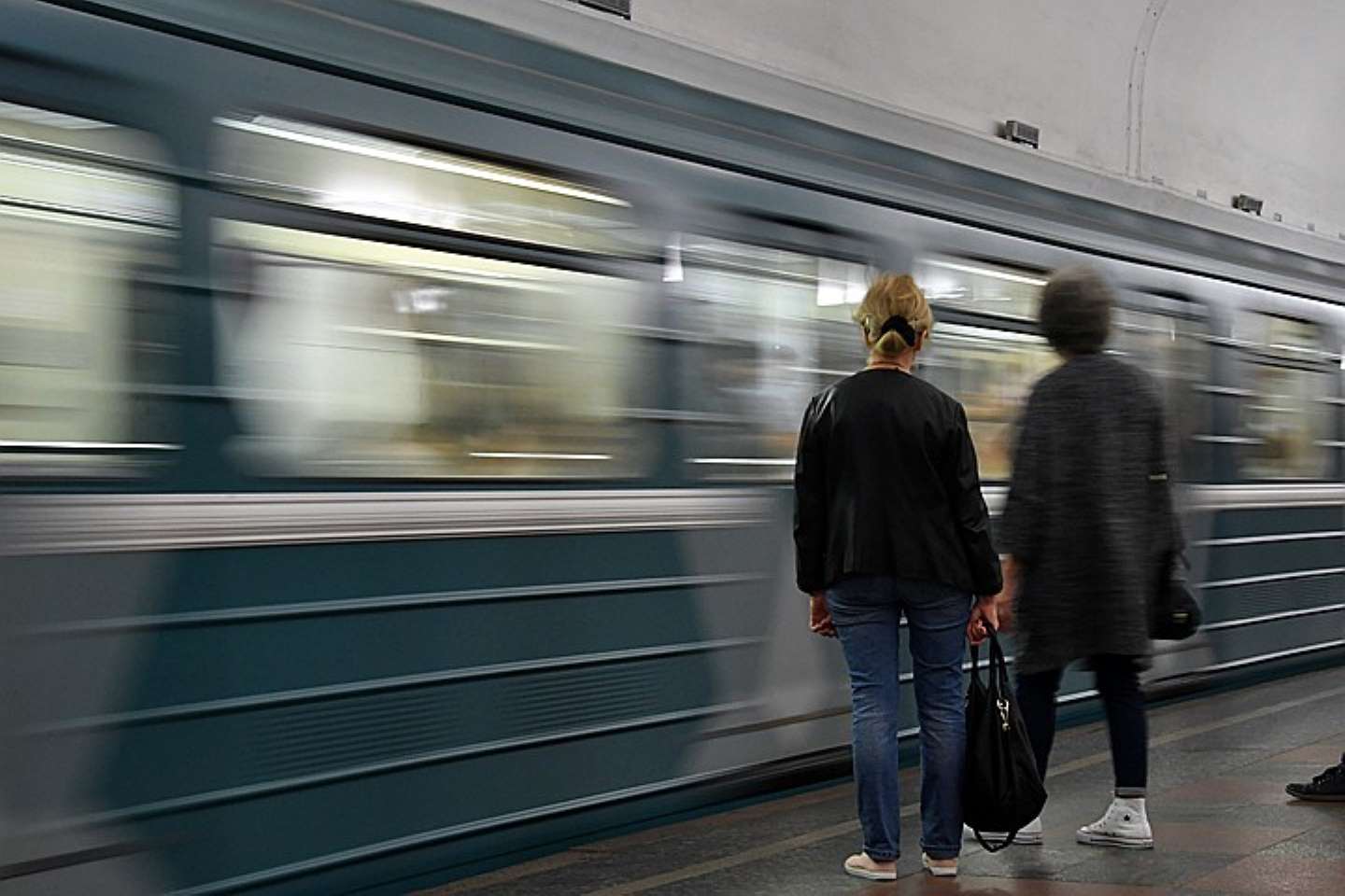 Москва сбой. Шумное метро. Станция пассажиры поезд метро. Подземное метро в Краснодаре. Люди ждут поезд в метро Москва\.